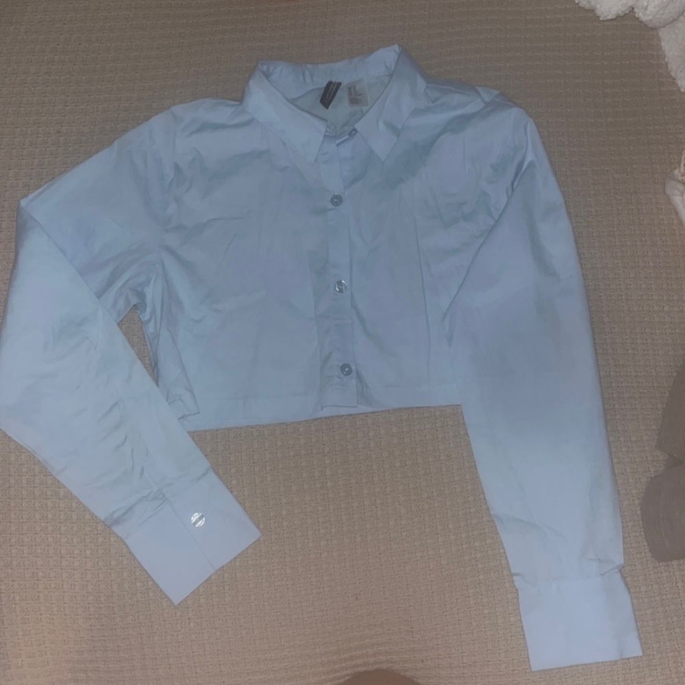 Blue cropped button down💙